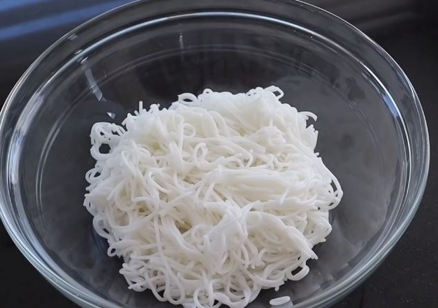 Bún Riêu (Vietnamese Pork, Crab & Tomato Noodle Soup)