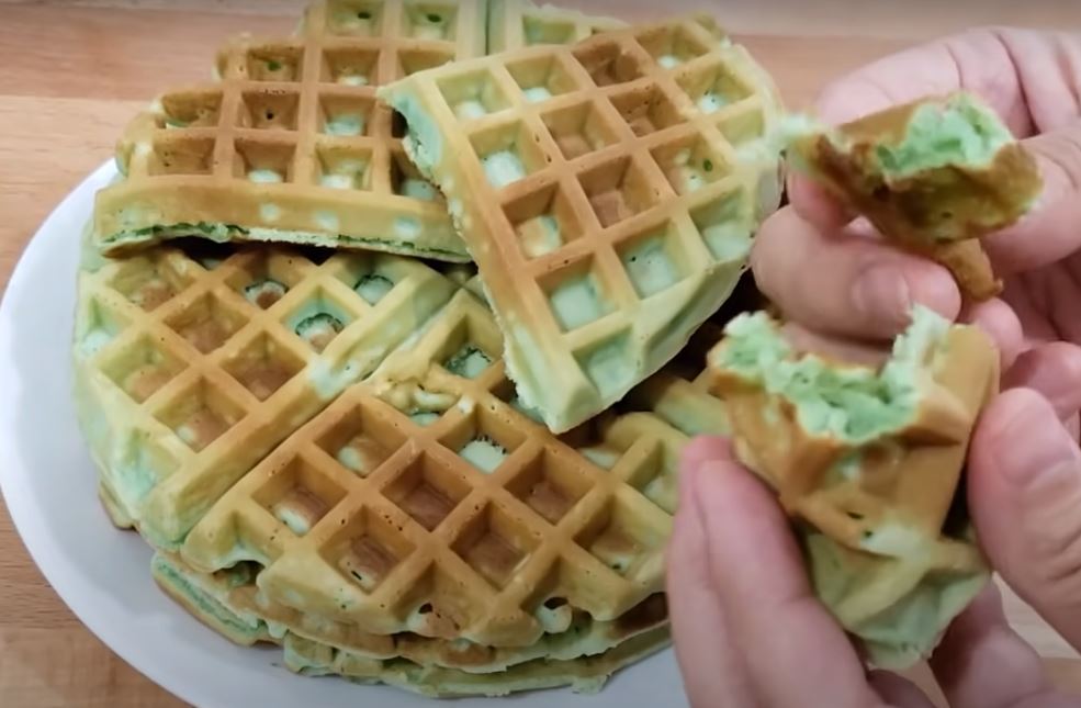 Bánh Kẹp Lá Dứa - Vietnamese Pandan Waffle Recipe