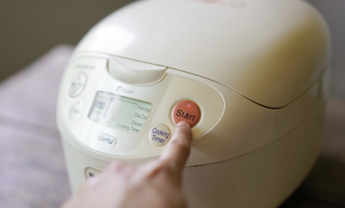How to cook rice using a rice cooker