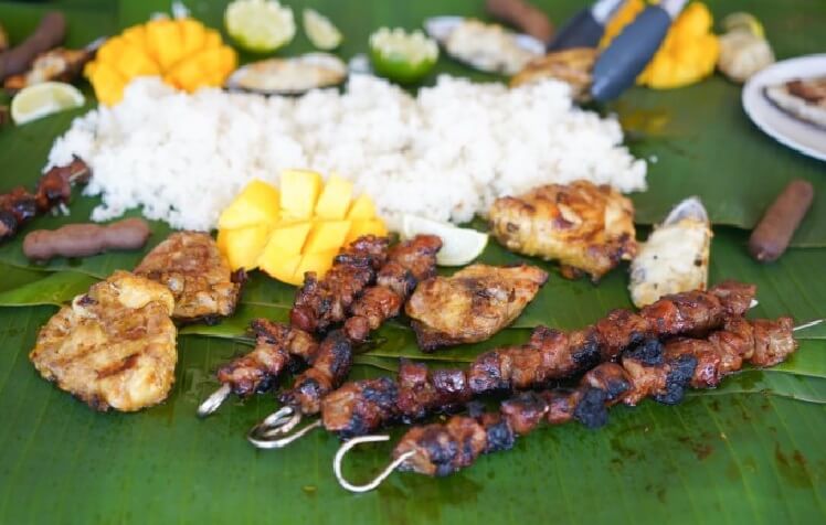 What is a Filipino Boodle Fight? (Kamayan Feast)